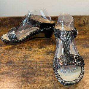 Alegria Lara Shmancy Bronze NWOT Metallic Copper And Bronze T Strap Wedge Size 9